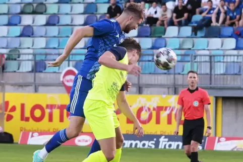 Kopfballstark: Yannick Grieß (in Blau), hier im Spiel gegen Bitburg. 