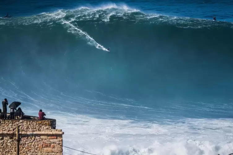 Weltrekord-Welle am 29.Oktober 2020: Sebastian Steudtner, der beste „Big-Wave“-Surfer dieses Planeten, am Praia do Norte in Naza