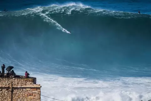 Weltrekord-Welle am 29.Oktober 2020: Sebastian Steudtner, der beste „Big-Wave“-Surfer dieses Planeten, am Praia do Norte in Naza