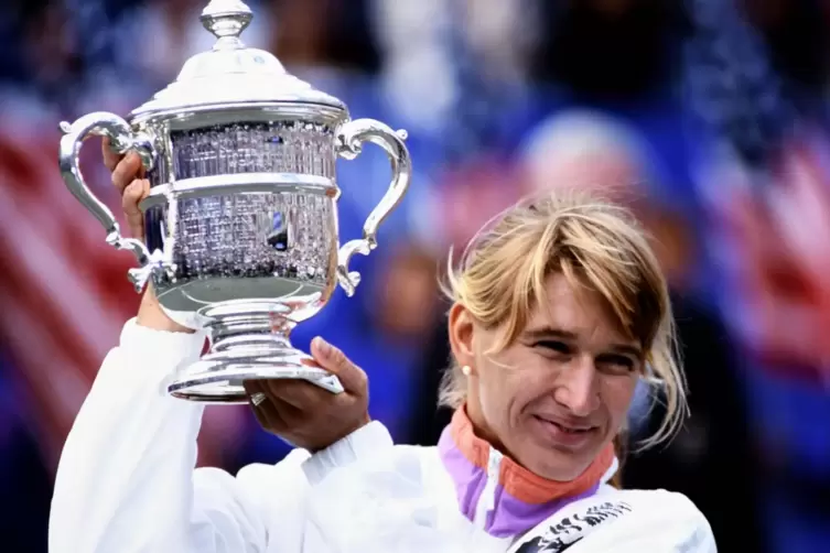 Lang ist’s her: Steffi Graf 1993 mit dem Siegerpokal der US Open. 