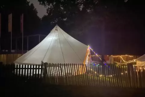 In zwei Zelten verbrachten die Kinder die Nacht im Zoo. 