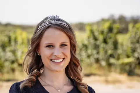 Pfälzische Weinprinzessin: Sandra Eder. Fragen beantwortet auch ihre gekrönte Kollegin Lea Lechner. 