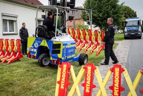 Nicht so romantisch wie die Schlosskulisse, aber offenbar notwendig: Straßensperre in Meseberg.