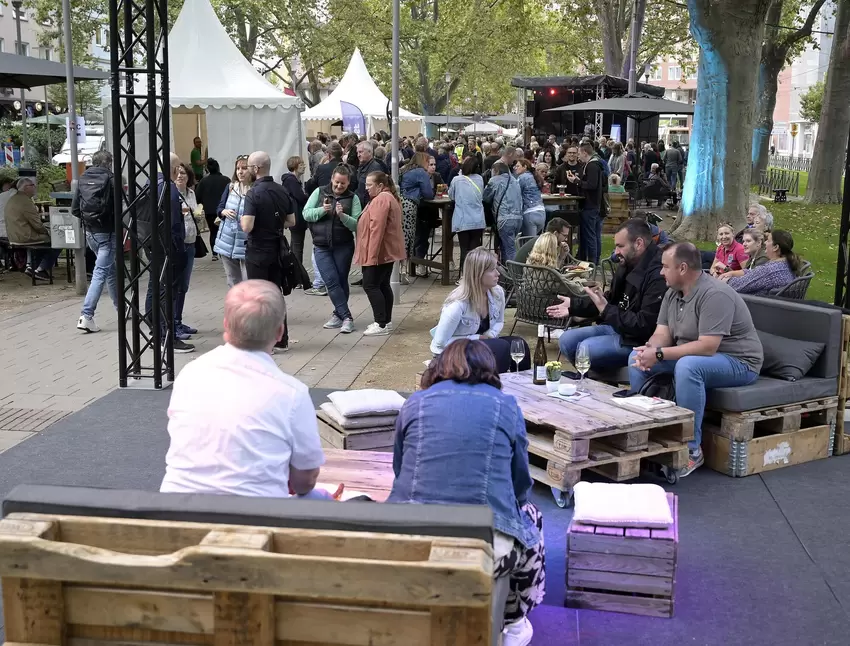 Outdoor-Möbel waren als Sitzgelegenheiten gefragt.