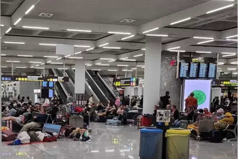 Blick in die Abflughalle vor der Gepäckabfertigung: Im Flughafen Son Sant Joan in Mallorca müssen Erwachsene und Kinder teilweis