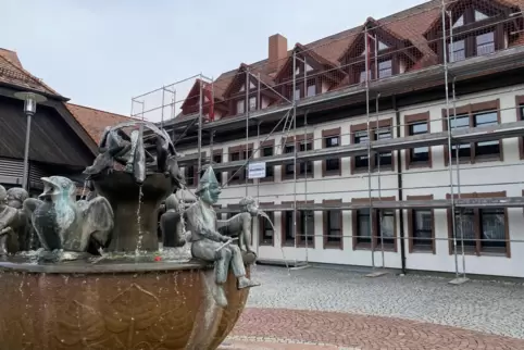 Gut zwei Wochen werden die Fassadenarbeiten am Enkenbacher Verwaltungsgemeide der Verbandsgemeinde Enkenbach-Alsenborn dauern. A
