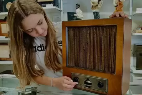 Hermann Nagels Enkelin Mava zeigt das Radio, das ab September in dem Museum präsentiert wird.
