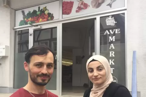 Iman Khalaf und Mohamad Ali Alhussin vor dem Ave-Markt. 