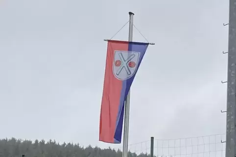 Fahnenschau am Gehrweilerer Sportplatz: Seit rund einem Monat werden dort wiederholt Flaggen gehisst, die Unbekannte zuvor in an