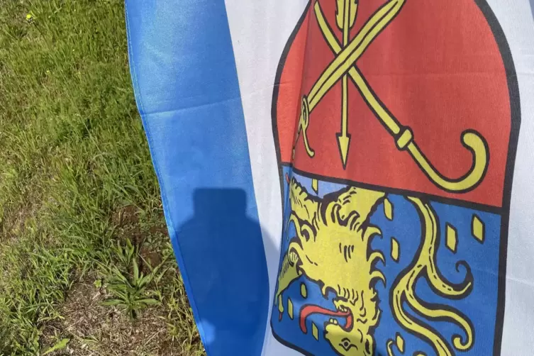 ... und Sippersfeld am Fahnenmast des Gehrweilerer Sportvereins.