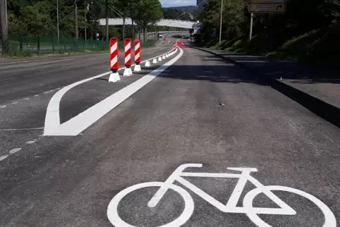 Zum Radwegekonzept gehört auch, dass auf weniger stark befahrenen Straßen Radwegestreifen aufgezeichnet werden. 