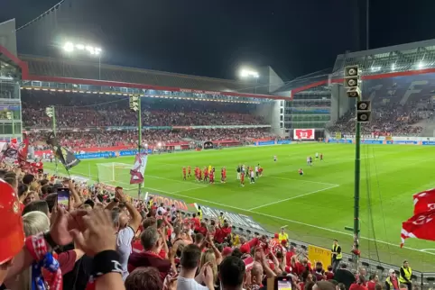 Unter großem Jubel drehte die Mannschaft des 1. FC Kaiserslautern nach dem Spiel eine Ehrenrunde im Stadion. 