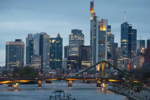 Skyline in Frankfurt: Banken und Sparkassen in Deutschland bieten kaum noch Girokonten, die ohne Bedingungen gratis sind. 