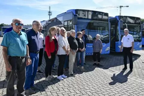 In Ruchheim fand Reiseunternehmer Bernhard Dürk (rechts) ausreichend Platz für seine Fahrzeuge. Dort erfuhren die Sommertour-Tei