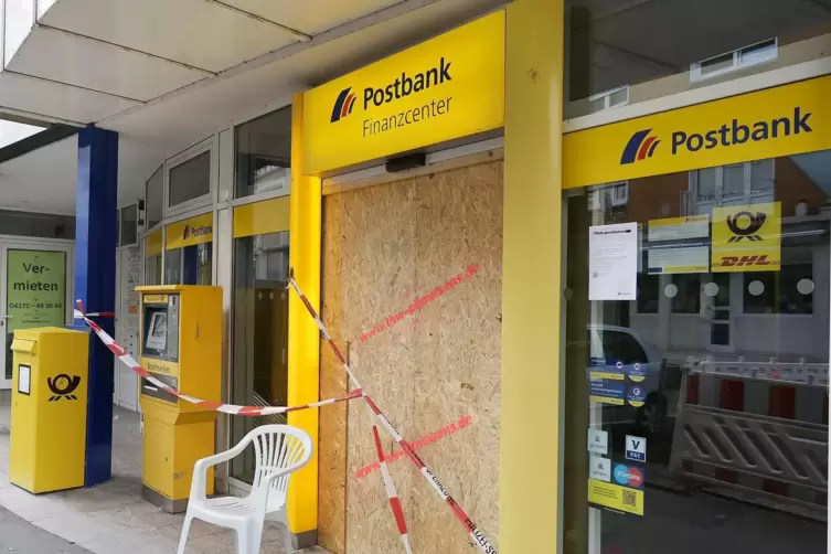 Gesprengt haben Unbekannte den Geldautomaten in einer Filiale der Postbank in der Hauptstraße. 