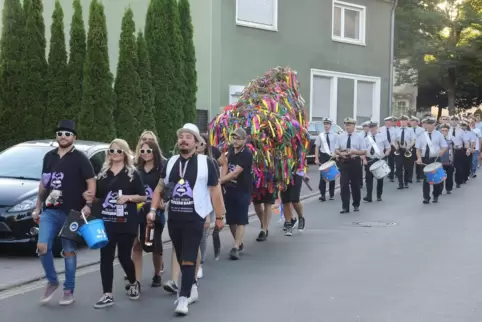 Angeführt von den 15 Straußbuben und gefolgt vom Fanfarenzug Schweyen läuft der Umzug durch Niederauerbach.