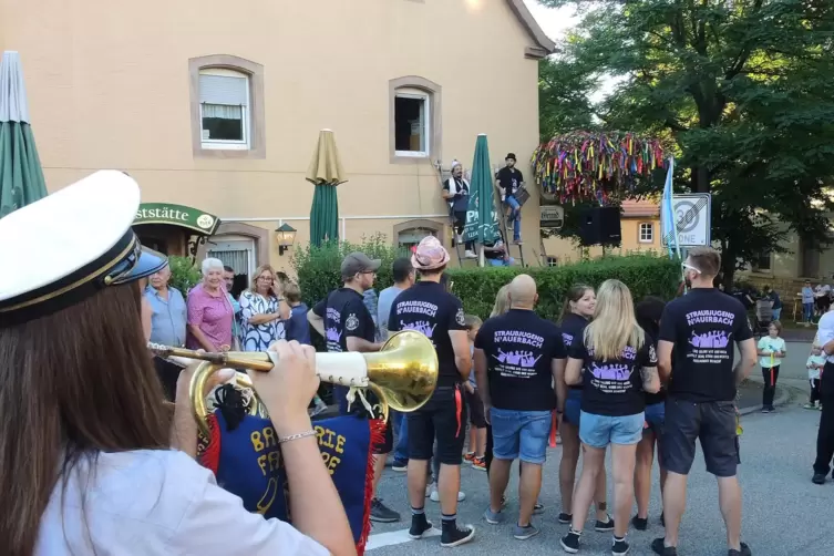 Unterst&uuml;tzt wurden die Strau&szlig;buben vom Fanfarenzug Schweyen.