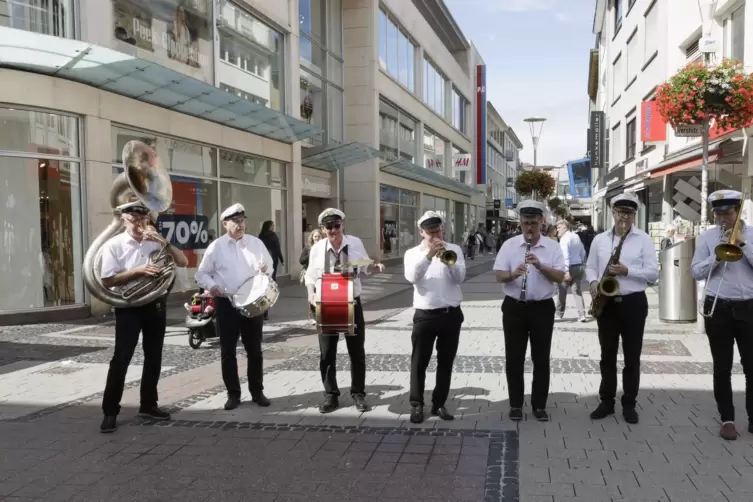 Ricos New Orleans Brass Band ist in den Straßen unterwegs. 
