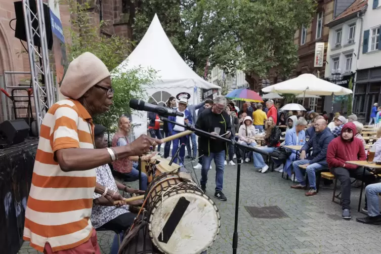 Die Kevin Alamba Street Band sorgt vor der Stiftskirche für Rhythmus.