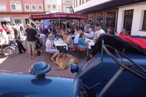 Schmausen neben Oldtimer-Traktoren: Grumbeertag in der Grünstadter Fußgängerzone. Am Stand der Lebenshilfe habe der erste hungri