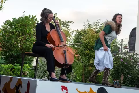 Cellistin Isabelle Eichenlaub und Schauspielerin Joanna Lissai erzählen von der kinderfressenden Wildfrau. 