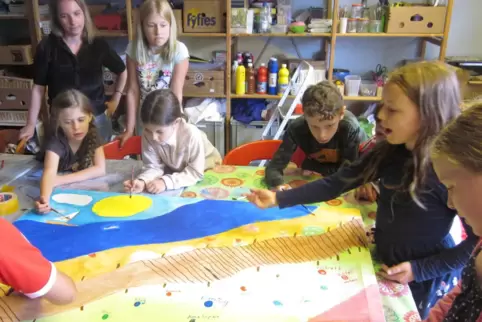 Kleines Kunstwerk: Unter Anleitung der ehrenamtlichen Betreuerin Annick Mayer malen die Kinder in der Ruchheimer Jugendfreizeits