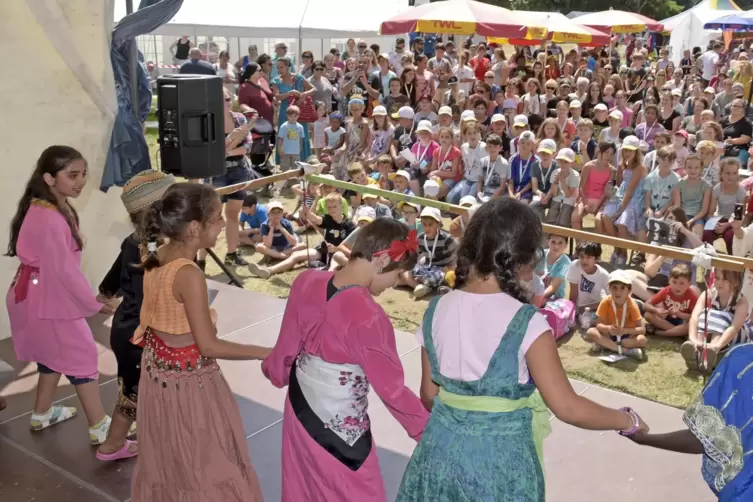 Abschlussvorstellung an der Blies: Junge T&auml;nzerinnen zeigen beim Kinder-Eltern-Fest, was sie zwei Wochen lang einstudiert haben.