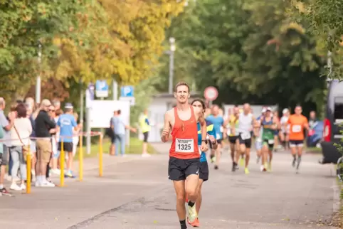  Sieger Lennart Nies kurz nach dem Halbmarathon-Start.