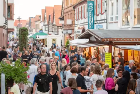 Kandel war am Wochenende voll mit Menschen mit roten Armbändchen: Sie alle hatten Eintritt für das Stadtfest bezahlt. 