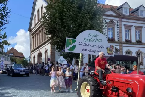 Los geht’s: Der Messeumzug startet am Marktplatz. Traditionell rollt der rote Traktor vorneweg – direkt dahinter grüßt die neu g