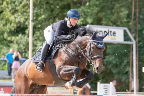 Pfalzmeisterin im Springen: Anne Oberle mit Crunchip.
