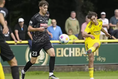 Traf für die Arminia: Laurenz Graf (links).