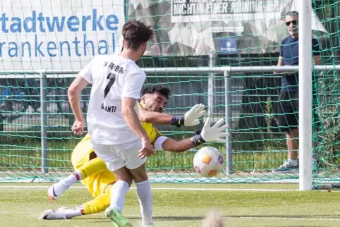 Da ist nichts zu halten: Alessio Giganti (DJK SW) überwindet Hamdi Koc zum 1:1-Ausgleich. 