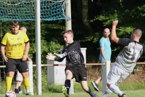 Der sitzt: Corey Caperton (Nummer elf) erhöht auf 5:1 für die SG Wallhalben/Mittelbrunn. Ixheims Torwart Johannes Weber kann nic