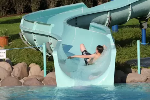 Das Waldschwimmbad Kandel bleibt bis Mitte September offen.