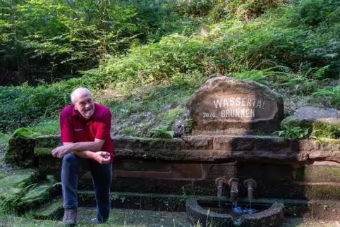 Förster Michael Henrich schätzt sein ruhiges Revier sehr. Plätze wie hier am Wassertal-Brunnen laden zum Genießen der Natur ein.