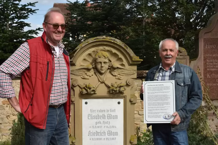 Bürgermeister Werner Baumann und Ferdinand Fiedler vom Verein für Heimat und Kultur auf dem Maxdorfer Friedhof. Sie machen sich 
