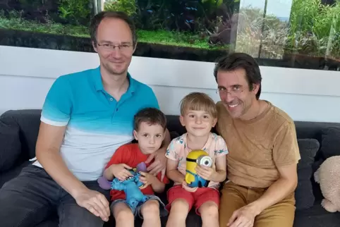 Üben Kritik an Formularen, auf denen nur von Vater und Mutter die Rede ist: Timo (links) und Till Dietrich mit ihren beiden Söhn