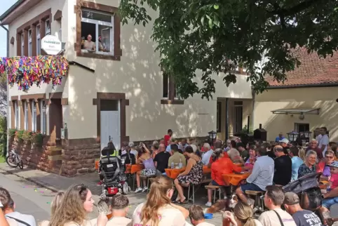 Lea Lauer und Marvin Kennel halten die Rede am Dorfgemeinschaftshaus.