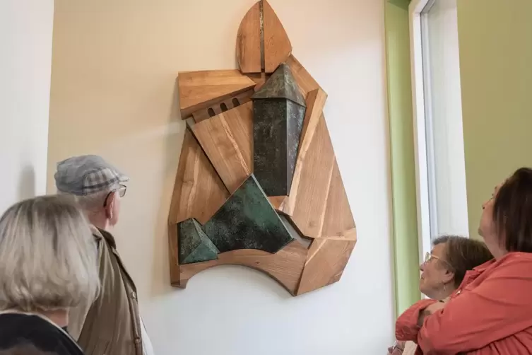 Im Dorfgemeinschaftshaus in Vorderweidenthal h&auml;ngen ebenfalls Sch&ouml;neich-Reliefs.