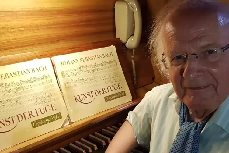 An der Orgel in St. Otto: Leo Kraemer mit den Noten von Bachs „Kunst der Fuge“.
