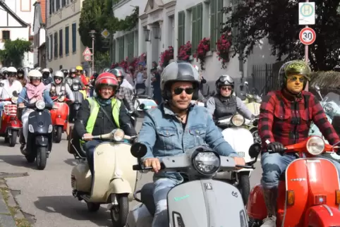  Vespa-Fans starteten am Sonntag zu einer 65 Kilometer langen Rundreise durch die Vorderpfalz