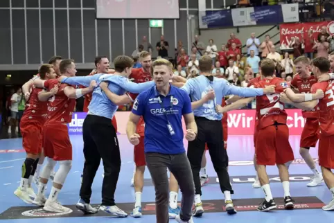 Eulen-Trainer Johannes Wohlrab ballt die Fäuste, seine Jungs tanzen ausgelassen.