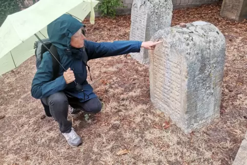 Von ein bisschen Regen lässt sich Friederike Münzing nicht abhalten. Sie hat kürzlich auf dem jüdischen Friedhof in Deidesheim e