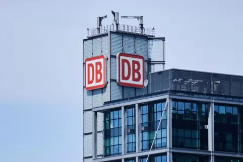 Vorwürfe gegen den DB-Konzern: das Logo auf dem Turm am Hauptbahnhof Berlin.. 