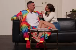Ben (Alex Wilhelm) und Trixie (Helena Fuladdjusch) treiben es in der Boulevard-Komödie „Love-Jogging“ ziemlich bunt. 