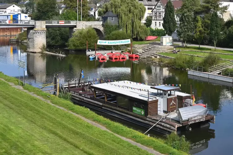 Ein Bett im Hausboot: Lahn. 