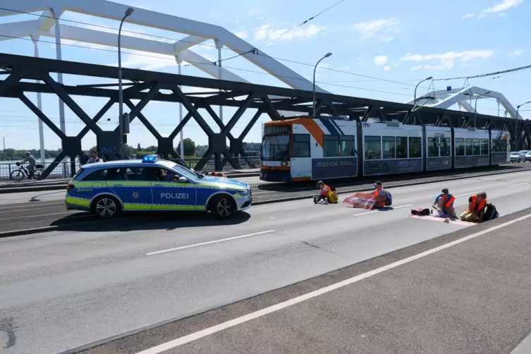 Aktivisten der Letzten Generation blockierten am 2. September die Fahrbahnen auf der Konrad-Adenauer-Brücke.