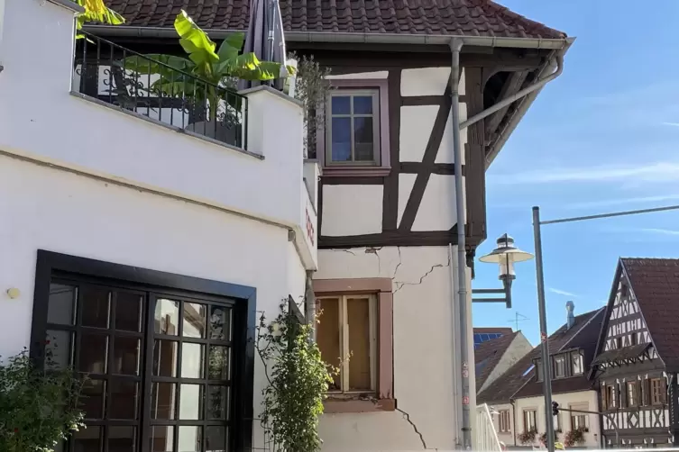 In den Au&szlig;enw&auml;nden des Fachwerkhauses sind deutliche Risse zu erkennen. 