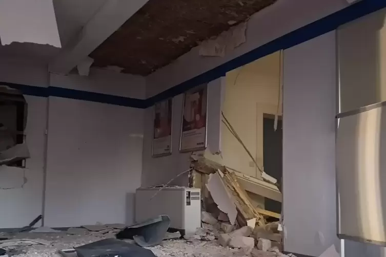Der Geldautomat und der Innenraum der Filiale wurden komplett zerst&ouml;rt.